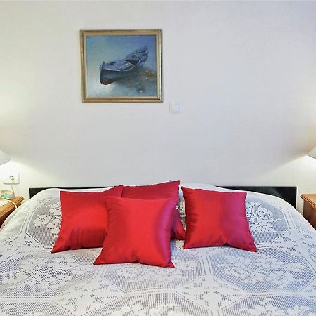 Cozy Apartment With A Balcony And A Sea View Брела Екстер'єр фото