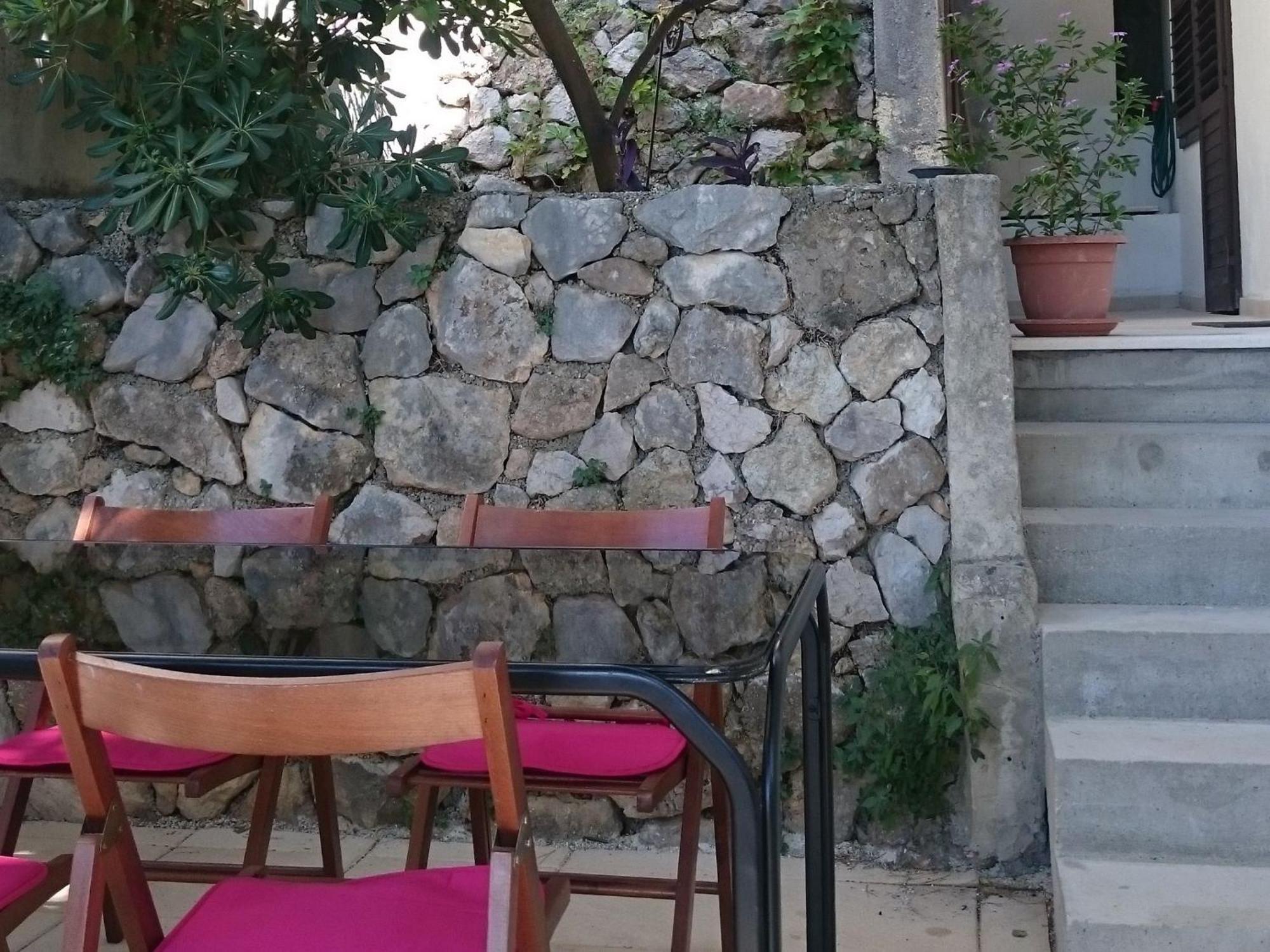 Cozy Apartment With A Balcony And A Sea View Брела Екстер'єр фото